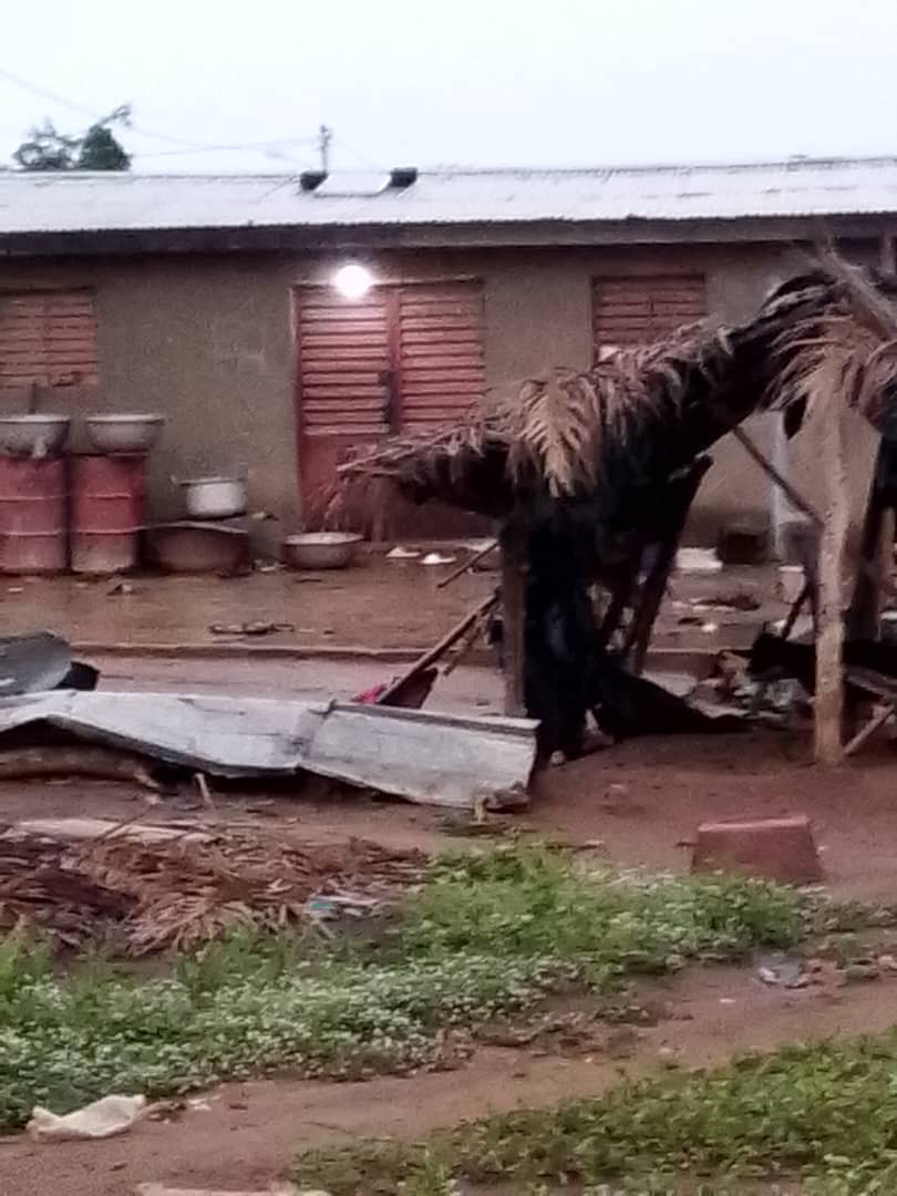 Botro / Catastrophe naturelle : une violente tempête décoiffe des habitations dans plusieurs villages