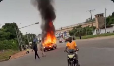Côte d’Ivoire : À Bouaké, Quartier gonfreville un taxi alimenté au gaz prend feu en pleine circulation et relance le débat sur une pratique illégale