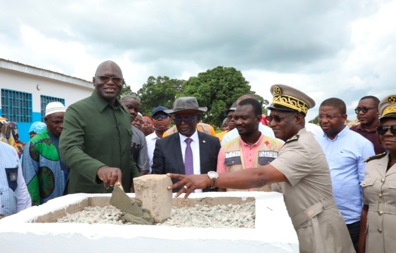 Sakassou : Ahoutou Koffi Emmanuel lance les travaux d’un dispensaire moderne à Sokoura 