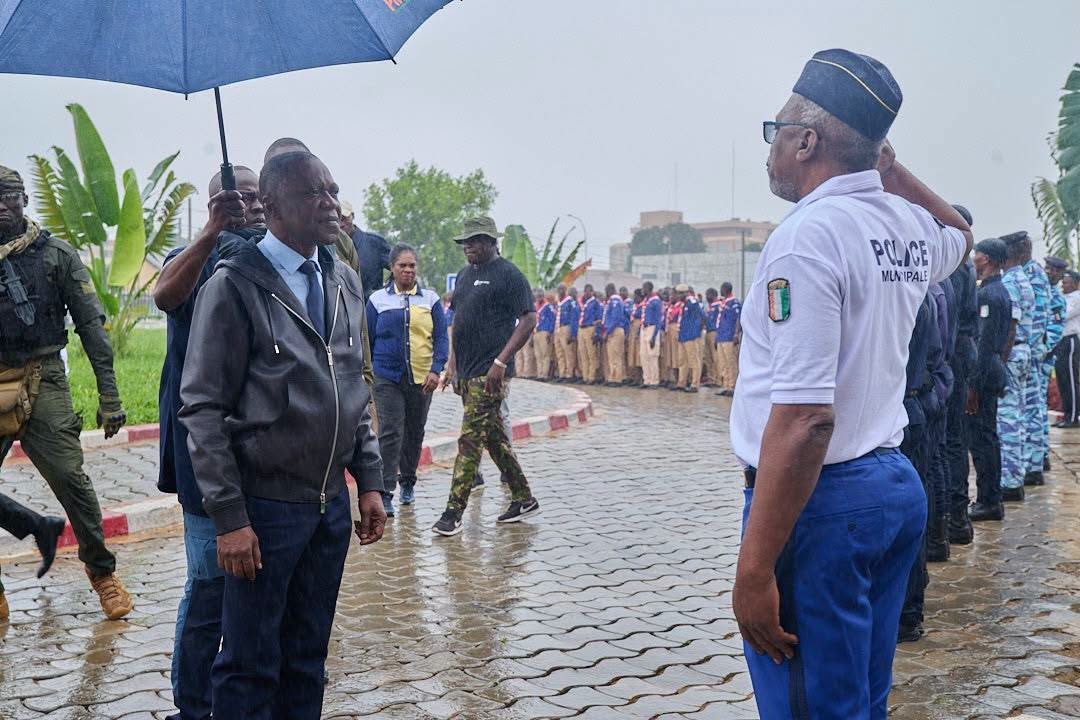 BOUAKÉ : Le maire amadou koné préside la cérémonie de salut aux couleurs nationales et sensibilise sur la sécurité