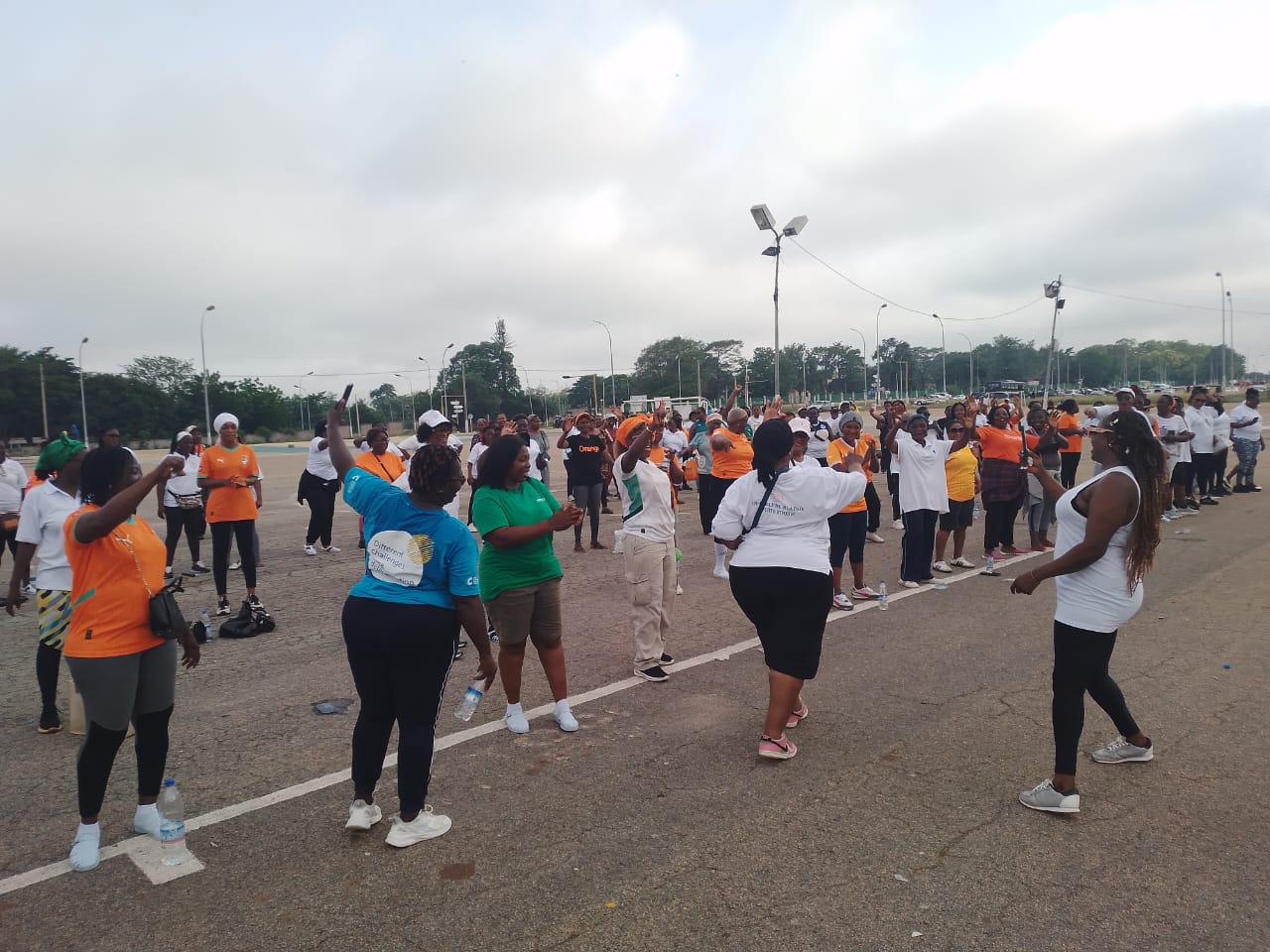 Yamoussoukro : les Belles Dames en Marinière lancent leur 5ᵉ anniversaire par une marche sportive.
